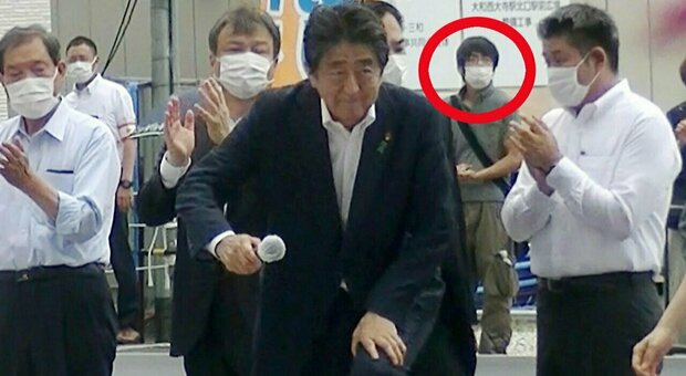Attentato Shinzo Abe, il killer voleva uccidere un leader religioso per vendicare la madre: si era indebitata con le donazioni