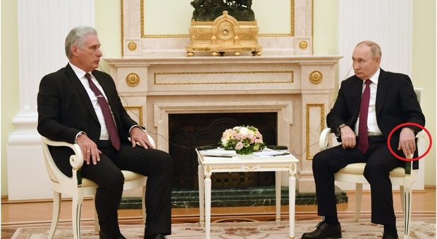 Putin malato? «Mano viola mentre stringe la sedia». I dubbi sulla salute dello Zar all'ultimo incontro ufficiale