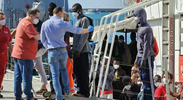 Lo sbarco dei migranti a Salerno