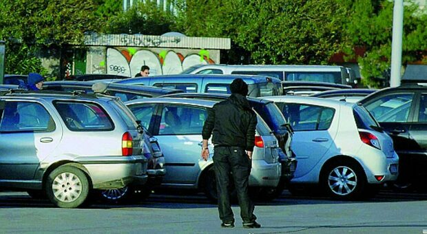 Il parcheggiatore abusivo dell'ospedale Santobono di Napoli denunciato 35 volte (e condannato)