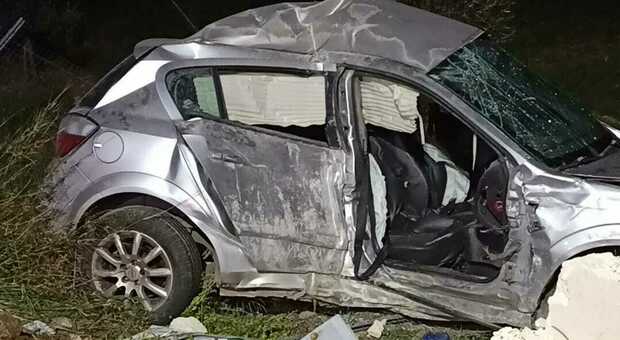 Incidente a Taranto, morto un ragazzo di 16 anni: ferito l'amico che guidava l'auto, è gravissimo