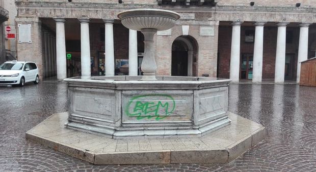 Vandali a Urbino: 100 graffiti in una notte Sgarbi: «Cani, bisogna tagliar loro le mani»