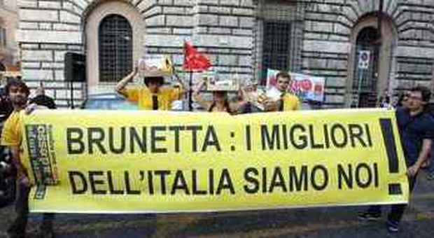 Sit-in di protesta contro Brunetta a Roma (foto R. Monaldo - LaPresse)
