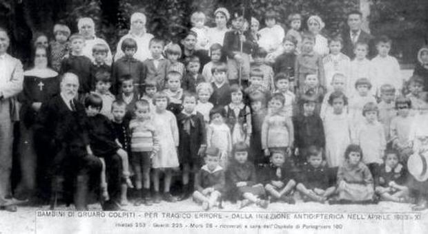 La foto, datata 1933, ritrae una parte dei bambini di Gruaro sopravvissuti al vaccino