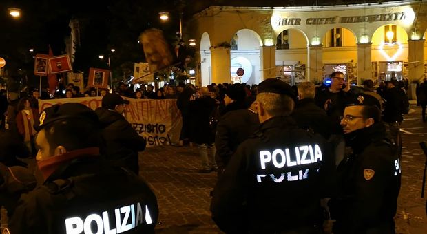 Salvini a Caserta, gli immigrati in piazza: «Siamo tutti antirazzisti»