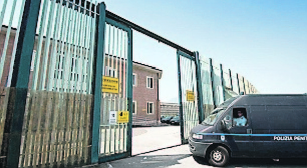 «Celle indecenti e senz'acqua», la denuncia dei detenuti di Bellizzi