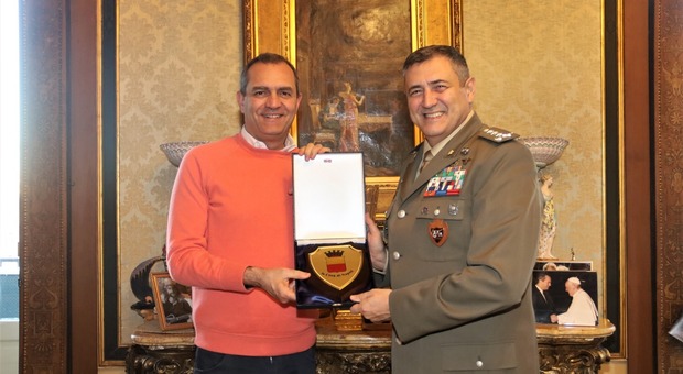 Il sindaco di Napoli de Magistris riceve il generale Vittiglio, nuovo comandante Nato a Lago Patria