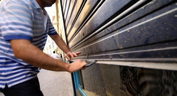 Cassa integrazione, allarme dei consulenti del lavoro: «Il 40% delle attività non riapre, governo in trance»