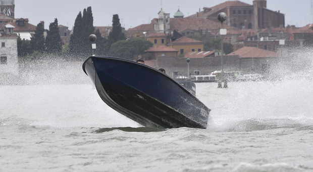 Barchini truccati a Venezia: 5 imbarcazioni sequestrate e multe per 10mila euro