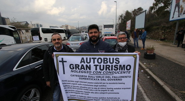 Bus gran turismo, corteo di protesta in autostrada con carro funebre: traffico in tilt tra Napoli e Caianello