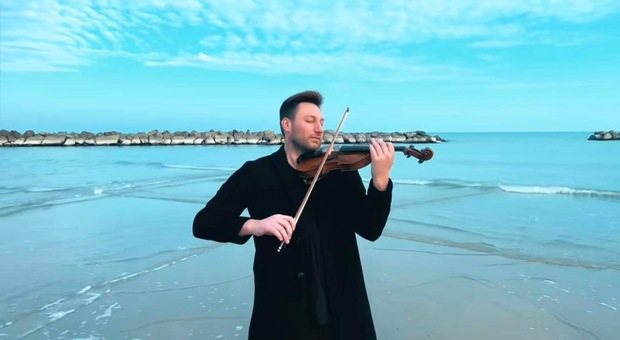 Suona il brano di Mengoni sulla spiaggia di Campofilone, giovane violinista del Fermano strega il web