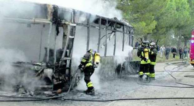 Distrutto dalle fiamme il bus dei pendolari