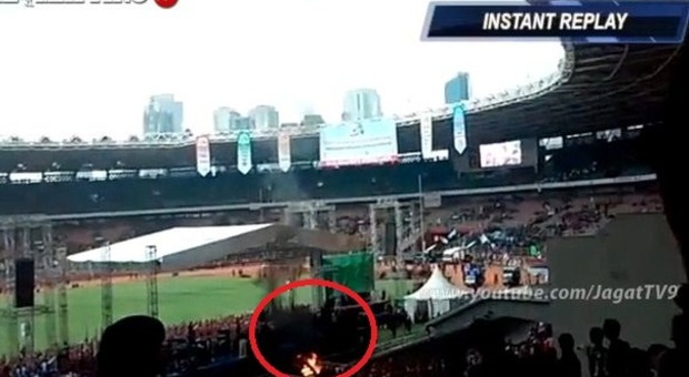 Si dà fuoco e si lancia dallo stadio davanti a tutti: «Aveva il terrore di perdere il lavoro» | Video choc