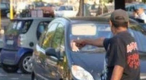 Napoli, guerra ai parcheggiatori abusivi: multati in 19