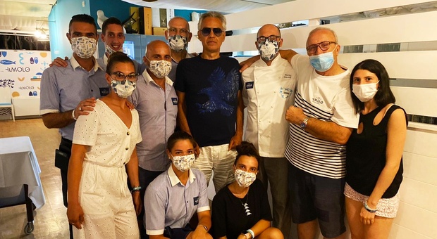 Andrea Bocelli riunisce la famiglia, ormeggiato lo yacht tutti a cena a Portonovo