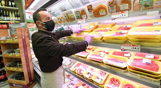 Stangata sulla spesa al supermercato: «Aumenti da oltre mille euro a famiglia». Le stime choc del Codacons