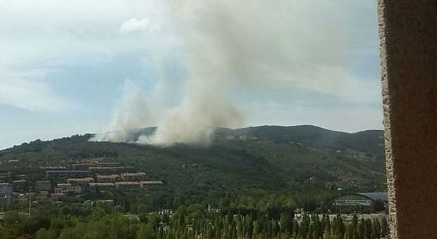 Perugia, incendio in zona Città della Domenica: abitazioni minacciate dalle fiamme