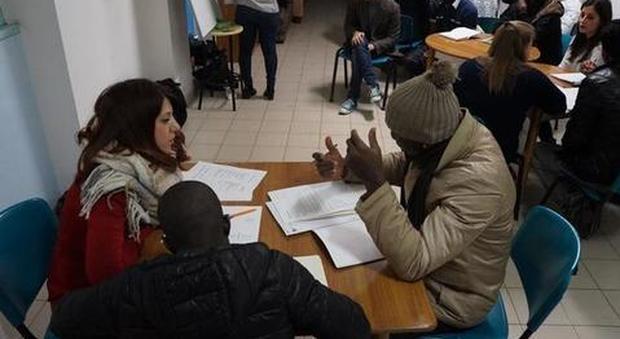 Il gruppo di migranti che impara l'italiano grazie a giovani volontari nella periferia est di Napoli