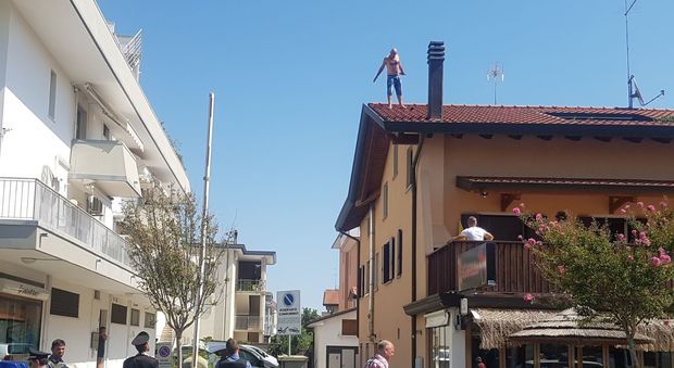 Venezia, migrante si butta dal tetto: la gente applaude e riprende con i cellulari