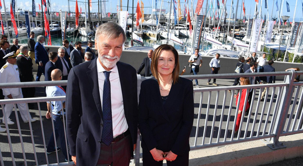 Il ministro Graziano Del Rio e il presidente di Ucina Carla De Maria in occasione della cerimonia di inaugurazione del 57° Salone Nautico di Genova