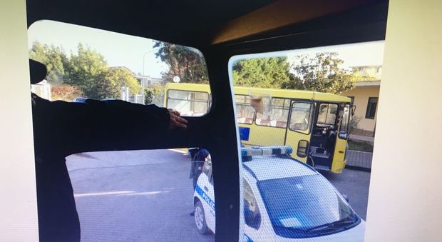 Blitz della polizia locale a Nola: fermati 3 scuolabus fuorilegge