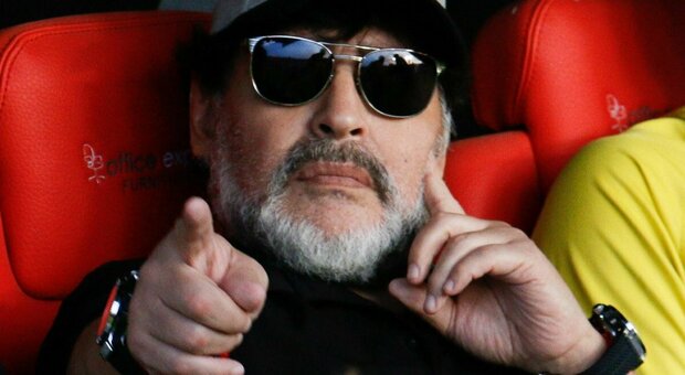 Maradona, la proposta di Di Maio: nel segno di Diego un triangolare della pace a Napoli tra Italia, Argentina e Inghilterra