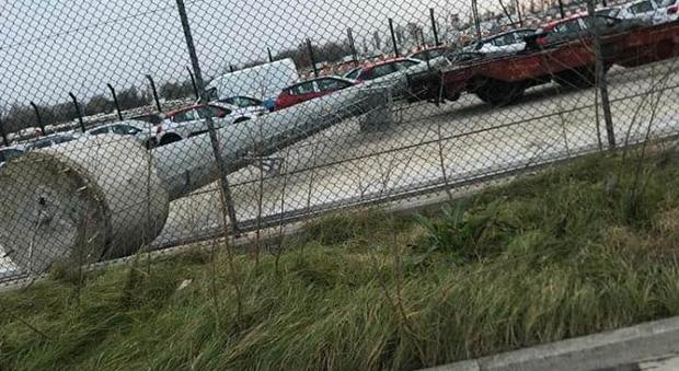 Antenna telefonica crolla su un'auto nel parcheggio del porto