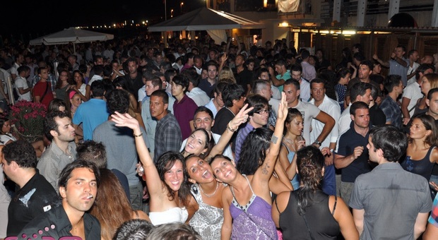 Ancona, si sblocca il party al Golf Club esplode la gioia social: «Habemus festum»