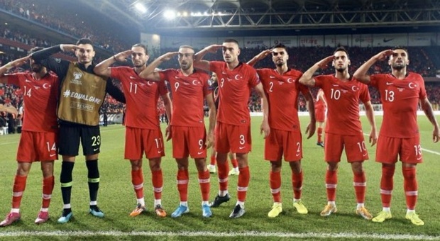 Turchia, i calciatori della Nazionale festeggiano la vittoria in campo col saluto miliare pro Erdogan