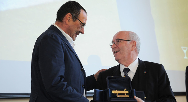 Sarri vince la “panchina d'oro” 2016, premiato anche a Ranieri