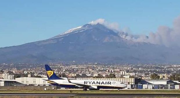 Cenere dall'Etna, chiusi due settori dello spazio aereo dell'aeroporto di Catania