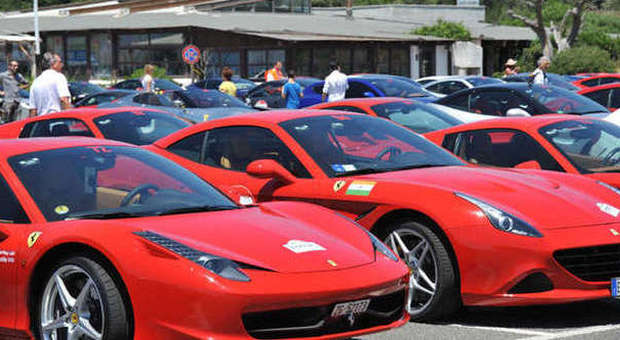 Il raduno Ferrari ad Ostia