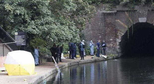 Italiano di 46 anni assassinato e gettato in un ​canale di Londra. Il corpo nel carrello della spesa