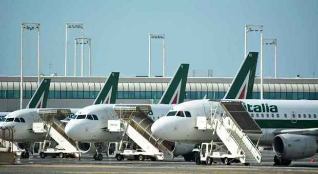 Alitalia, pubblicato il bando: vendita anche in tre pezzi, offerte entro il 18 marzo