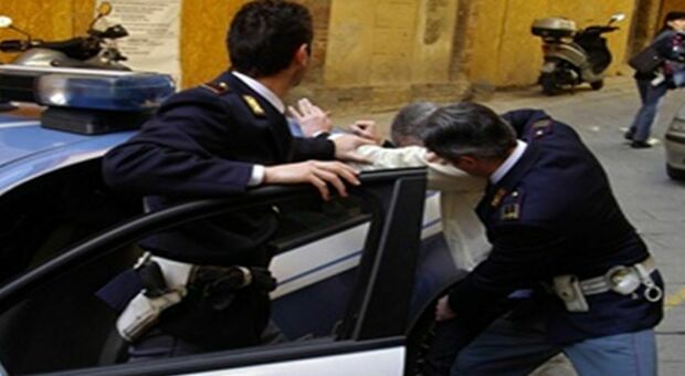 Porta Capuana, algerino aggredisce e rapina un passante: arrestato
