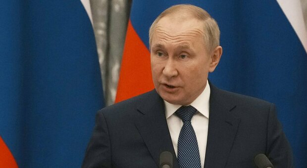 La Russia resiste alle sanzioni, il piano segreto di Putin: dalle riserve d'oro alla riduzione del debito