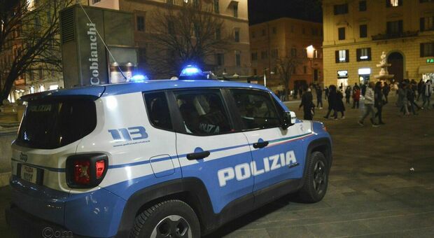 La Polizia a Piazza Roma, luogo dell'aggressione