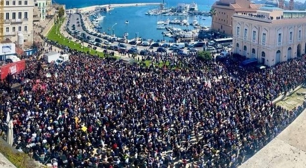 Il territorio si mobilita con la manifestazione «Giù le mani da Bari, io sto con Decaro». La diretta