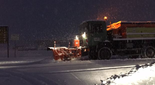 I mezzi in azione in A23 per rimuovere la neve