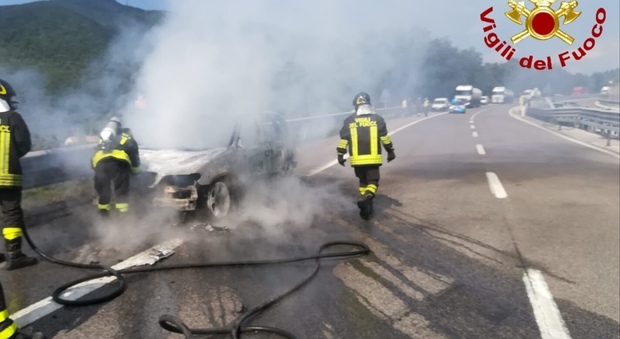 Auto in fiamme sull'autostrada, due napoletani salvi in extremis