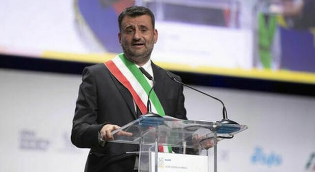 Classifica di gradimento, il sindaco Decaro si conferma il più amato d'Italia