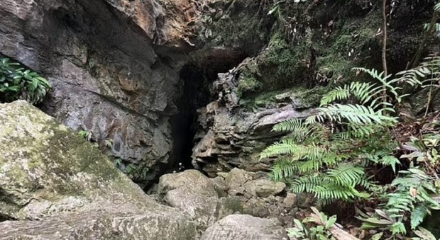 Gita scolastica si trasforma in tragedia: il corpo di un bambino di 11 anni trovato in una grotta. «Sono usciti nonostante il maltempo»
