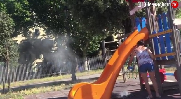 Roma, «Ho freddo» e dà fuoco allo scivolo nell'area giochi del parco: il rogo spento dalle mamme