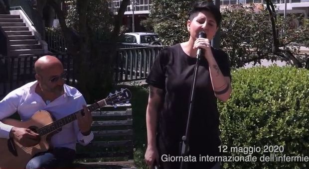 Salerno, due sanitari cantano Pino Daniele per la Giornata dell'infermiere 2020
