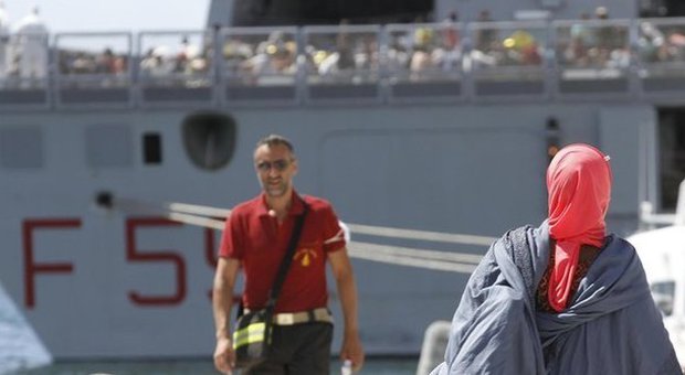 Napoli, nel Porto nave della Marina con oltre 700 migranti: 7 ustionati, corsa in ospedale | Foto e Video