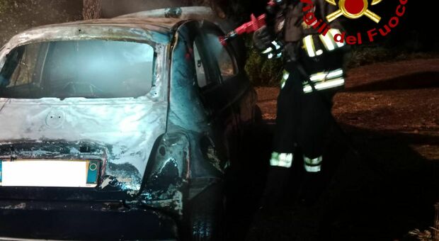 Paura sulla provinciale: l'auto, con a bordo mamma e due figli, prende fuoco mentre viaggiava in strada