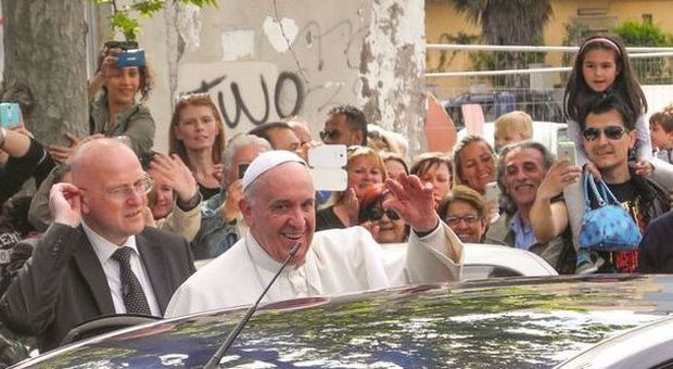 Papa Francesco a Ostia: «Pregate per me, sono un po' anziano e un po' malato»