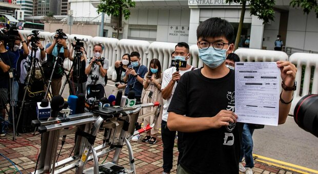 Hong Kong, arrestato l'attivista Joshua Wong: «È un abuso, io non mi arrendo»