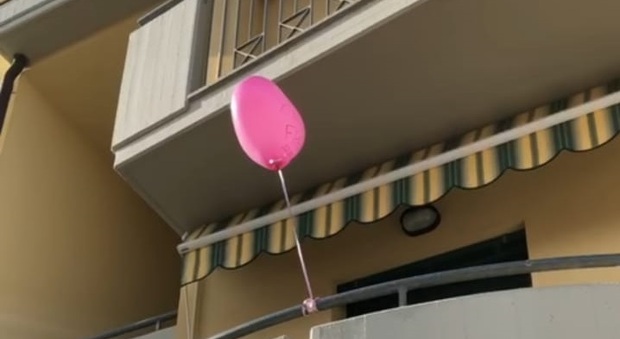 Un palloncino rosa attende il risveglio di Francesca sul balcone della casa dove si è trasferita in attesa del trapianto