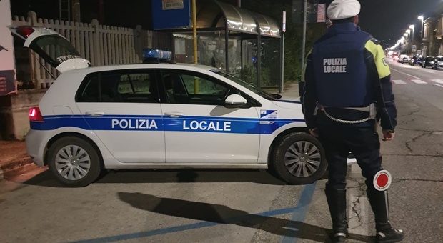 Una pattuglia della polizia locale di Falconara
